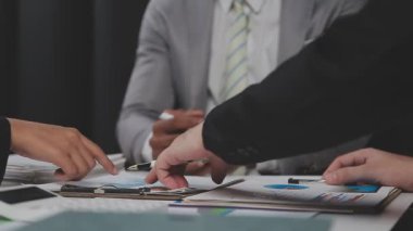 İş adamları modern ofisteki bir toplantıda mali raporu tartışıyor