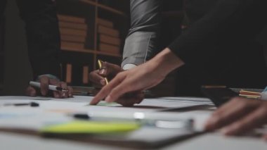 İş adamları modern ofisteki bir toplantıda mali raporu tartışıyor