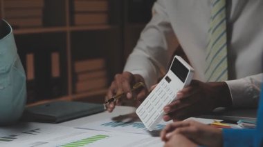 İş adamları ofiste mali rapor ve stratejiyi tartışıyor