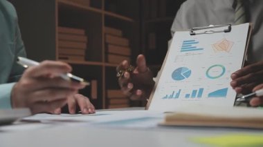 İş adamları ofiste mali rapor ve stratejiyi tartışıyor