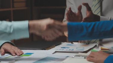 İş adamları ofiste mali rapor ve stratejiyi tartışıyor