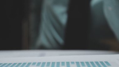 İş adamları ofiste toplanıp tartışıyorlar.