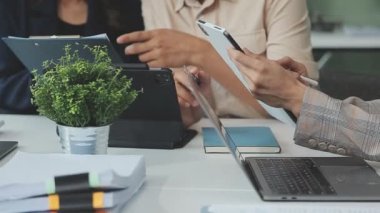 İş adamları ofiste toplanıp tartışıyorlar.