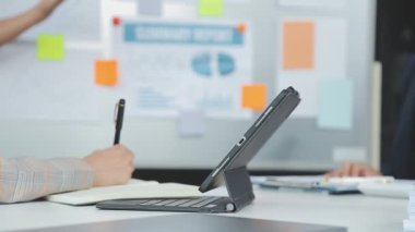 İş ekibi işbirliği mali veriler ve pazarlama büyüme raporlarıyla analiz etmeyi takım halinde, şirket kârından yararlanmak için strateji planlama, sunum ve beyin fırtınası grafiği üzerinde tartışır..