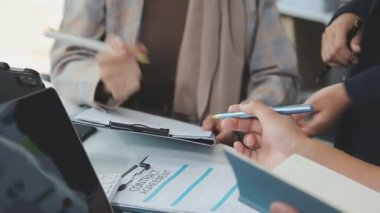 İş adamları ofiste toplanıp tartışıyorlar.