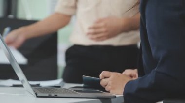 İş ekibi işbirliği mali veriler ve pazarlama büyüme raporlarıyla analiz etmeyi takım halinde, şirket kârından yararlanmak için strateji planlama, sunum ve beyin fırtınası grafiği üzerinde tartışır..