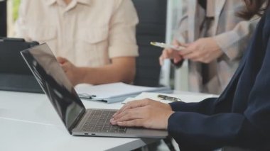 İş ekibi işbirliği mali veriler ve pazarlama büyüme raporlarıyla analiz etmeyi takım halinde, şirket kârından yararlanmak için strateji planlama, sunum ve beyin fırtınası grafiği üzerinde tartışır..