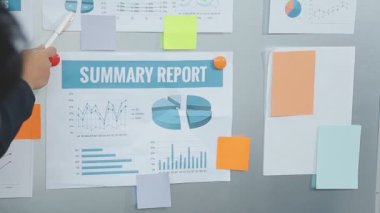 İş ekibi işbirliği mali veriler ve pazarlama büyüme raporlarıyla analiz etmeyi takım halinde, şirket kârından yararlanmak için strateji planlama, sunum ve beyin fırtınası grafiği üzerinde tartışır..