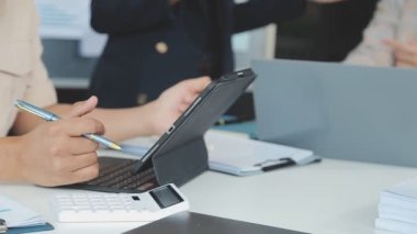 İş ekibi işbirliği mali veriler ve pazarlama büyüme raporlarıyla analiz etmeyi takım halinde, şirket kârından yararlanmak için strateji planlama, sunum ve beyin fırtınası grafiği üzerinde tartışır..