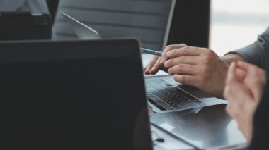 İş ekibi işbirliği mali veriler ve pazarlama büyüme raporlarıyla analiz etmeyi takım halinde, şirket kârından yararlanmak için strateji planlama, sunum ve beyin fırtınası grafiği üzerinde tartışır..