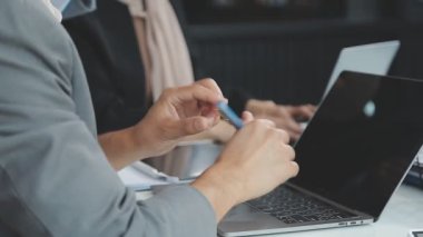 İş ekibi işbirliği mali veriler ve pazarlama büyüme raporlarıyla analiz etmeyi takım halinde, şirket kârından yararlanmak için strateji planlama, sunum ve beyin fırtınası grafiği üzerinde tartışır..
