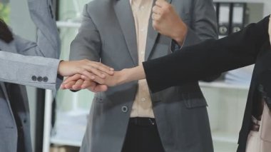 Bir takım ortamında finansal verileri ve pazarlama performans grafiklerini tartışan ve analiz eden iş uzmanları, kârlılığın artması için stratejik planlamaya odaklanıyorlar..