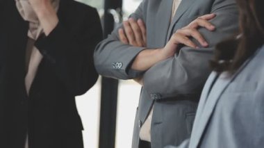 Bir takım ortamında finansal verileri ve pazarlama performans grafiklerini tartışan ve analiz eden iş uzmanları, kârlılığın artması için stratejik planlamaya odaklanıyorlar..