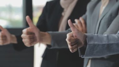 Bir takım ortamında finansal verileri ve pazarlama performans grafiklerini tartışan ve analiz eden iş uzmanları, kârlılığın artması için stratejik planlamaya odaklanıyorlar..