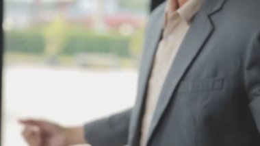 Akıllı telefon kullanan adamın bulanık görüntüsü