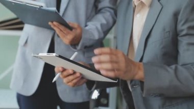 Bir takım ortamında finansal verileri ve pazarlama performans grafiklerini tartışan ve analiz eden iş uzmanları, kârlılığın artması için stratejik planlamaya odaklanıyorlar..