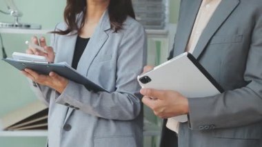 Bir takım ortamında finansal verileri ve pazarlama performans grafiklerini tartışan ve analiz eden iş uzmanları, kârlılığın artması için stratejik planlamaya odaklanıyorlar..