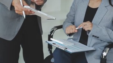 Bir takım ortamında finansal verileri ve pazarlama performans grafiklerini tartışan ve analiz eden iş uzmanları, kârlılığın artması için stratejik planlamaya odaklanıyorlar..