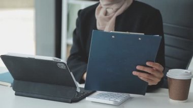 Dizüstü bilgisayar ve notebook kafede çalışan genç kadın