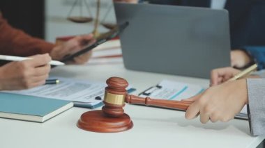 Hukuk firması, adalet ve hukuk konseptinde takım toplantısı yapan bir grup profesyonel avukat.