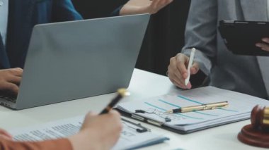 Hukuk firması, adalet ve hukuk konseptinde takım toplantısı yapan bir grup profesyonel avukat.