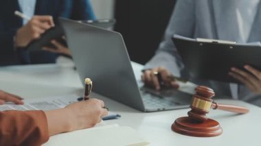 Hukuk firması, adalet ve hukuk konseptinde takım toplantısı yapan bir grup profesyonel avukat.