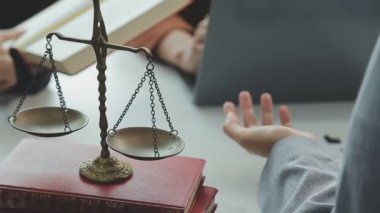 Hukuk firması, adalet ve hukuk konseptinde takım toplantısı yapan bir grup profesyonel avukat.