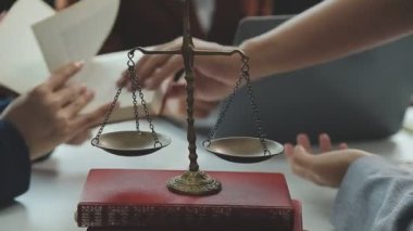 Hukuk firması, adalet ve hukuk konseptinde takım toplantısı yapan bir grup profesyonel avukat.