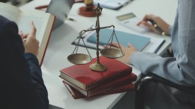 Hukuk firması, adalet ve hukuk konseptinde takım toplantısı yapan bir grup profesyonel avukat.