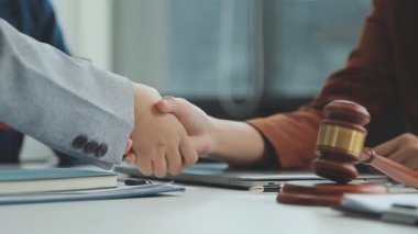 Hukuk firması, adalet ve hukuk konseptinde takım toplantısı yapan bir grup profesyonel avukat.
