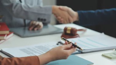 Hukuk firması, adalet ve hukuk konseptinde takım toplantısı yapan bir grup profesyonel avukat.