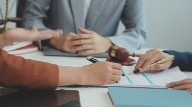 Hukuk firması, adalet ve hukuk konseptinde takım toplantısı yapan bir grup profesyonel avukat.