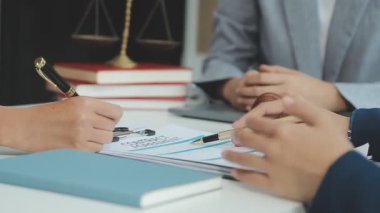 Hukuk firması, adalet ve hukuk konseptinde takım toplantısı yapan bir grup profesyonel avukat.