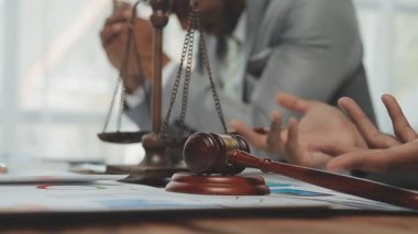 Şirket büyümesi projesini tartışan insanlar, başarı mali istatistikleri, her iki şirket için de çalışan profesyonel yatırımcılarla görüşen ortak, belgeyle birlikte proje başlatıyor