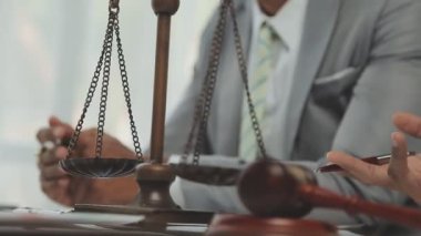 Şirket büyümesi projesini tartışan insanlar, başarı mali istatistikleri, her iki şirket için de çalışan profesyonel yatırımcılarla görüşen ortak, belgeyle birlikte proje başlatıyor