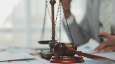 Şirket büyümesi projesini tartışan insanlar, başarı mali istatistikleri, her iki şirket için de çalışan profesyonel yatırımcılarla görüşen ortak, belgeyle birlikte proje başlatıyor