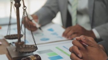 Şirket büyümesi projesini tartışan insanlar, başarı mali istatistikleri, her iki şirket için de çalışan profesyonel yatırımcılarla görüşen ortak, belgeyle birlikte proje başlatıyor