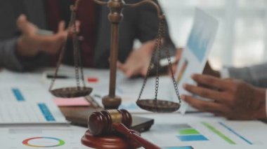 Şirket büyümesi projesini tartışan insanlar, başarı mali istatistikleri, her iki şirket için de çalışan profesyonel yatırımcılarla görüşen ortak, belgeyle birlikte proje başlatıyor