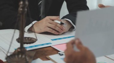 Şirket büyümesi projesini tartışan insanlar, başarı mali istatistikleri, her iki şirket için de çalışan profesyonel yatırımcılarla görüşen ortak, belgeyle birlikte proje başlatıyor