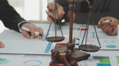 Şirket büyümesi projesini tartışan insanlar, başarı mali istatistikleri, her iki şirket için de çalışan profesyonel yatırımcılarla görüşen ortak, belgeyle birlikte proje başlatıyor