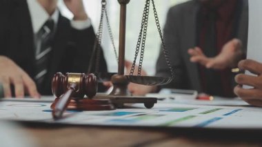 Şirket büyümesi projesini tartışan insanlar, başarı mali istatistikleri, her iki şirket için de çalışan profesyonel yatırımcılarla görüşen ortak, belgeyle birlikte proje başlatıyor