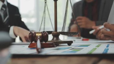 Şirket büyümesi projesini tartışan insanlar, başarı mali istatistikleri, her iki şirket için de çalışan profesyonel yatırımcılarla görüşen ortak, belgeyle birlikte proje başlatıyor