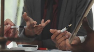 Şirket büyümesi projesini tartışan insanlar, başarı mali istatistikleri, her iki şirket için de çalışan profesyonel yatırımcılarla görüşen ortak, belgeyle birlikte proje başlatıyor