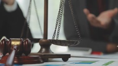 Şirket büyümesi projesini tartışan insanlar, başarı mali istatistikleri, her iki şirket için de çalışan profesyonel yatırımcılarla görüşen ortak, belgeyle birlikte proje başlatıyor