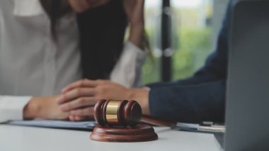Denetim konsepti, idari mali müfettiş ve sekreter hesaplama dengesi raporları hazırlıyorlar. İç Gelir Servisi kontrol belgesi.