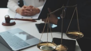 Denetim konsepti, idari mali müfettiş ve sekreter hesaplama dengesi raporları hazırlıyorlar. İç Gelir Servisi kontrol belgesi.