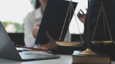 Denetim konsepti, idari mali müfettiş ve sekreter hesaplama dengesi raporları hazırlıyorlar. İç Gelir Servisi kontrol belgesi.