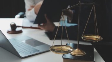 Denetim konsepti, idari mali müfettiş ve sekreter hesaplama dengesi raporları hazırlıyorlar. İç Gelir Servisi kontrol belgesi.