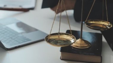 Hukuk firması geçmişinde takım toplantısı. Hukuk ve Hukuk Hizmetleri kavramları.