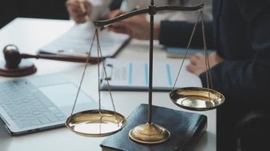 Hukuk firması geçmişinde takım toplantısı. Hukuk ve Hukuk Hizmetleri kavramları.